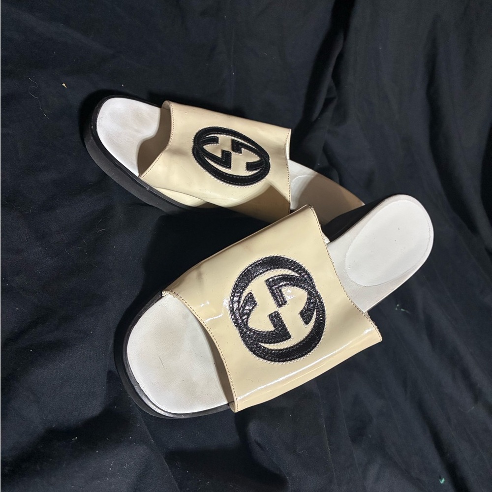 Gucci Cream and Black Logo Slightly Heel Sandals